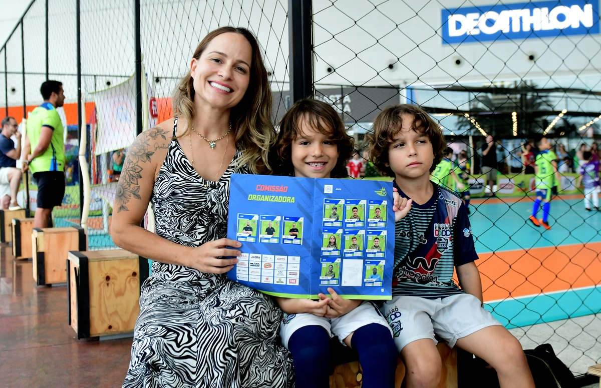 Crianças disputam torneio de futsal e podem colecionar suas próprias figurinhas por Ricardo Medeiros
