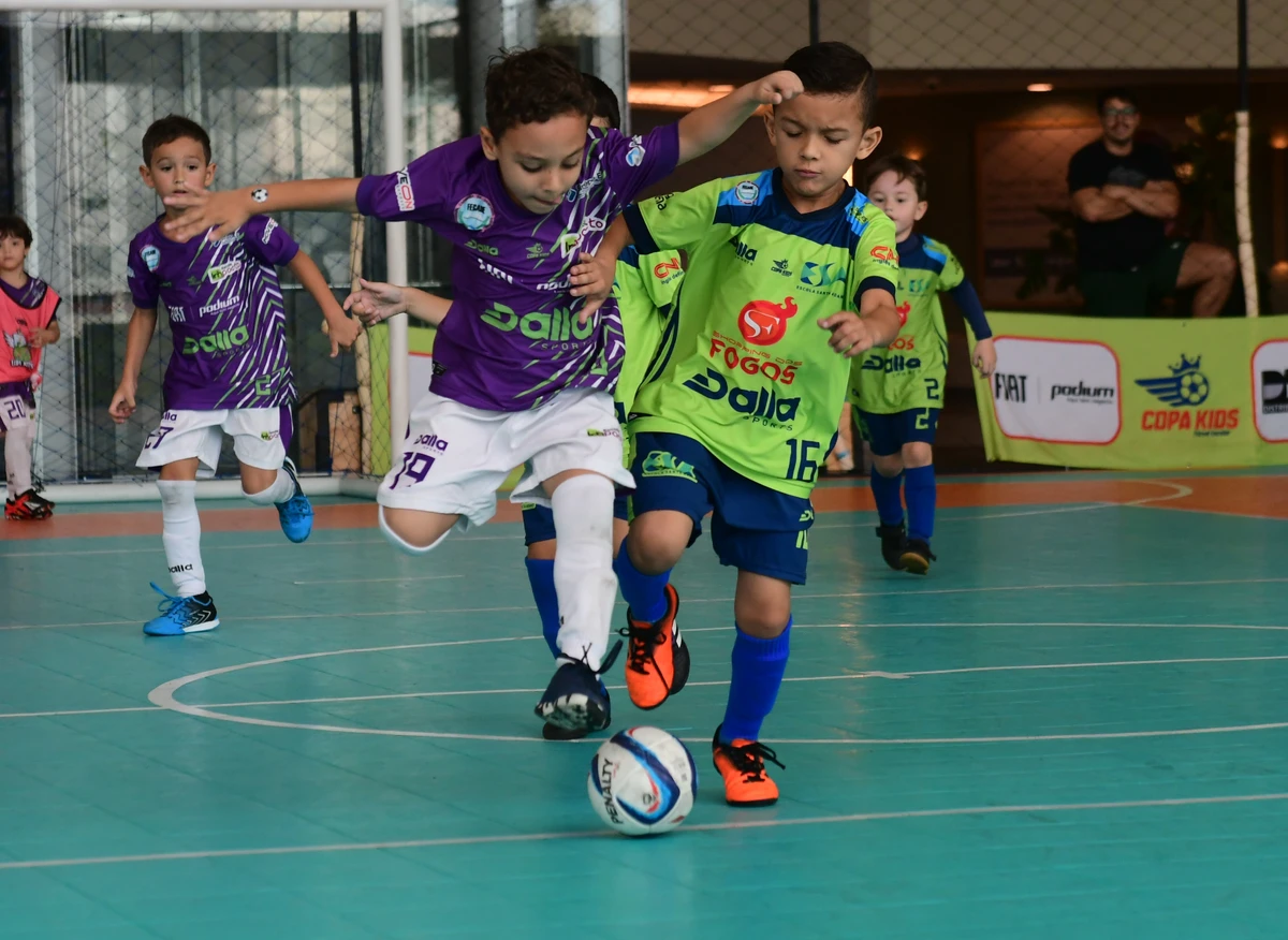 Crianças disputam torneio de futsal e podem colecionar suas próprias figurinhas por Ricardo Medeiros