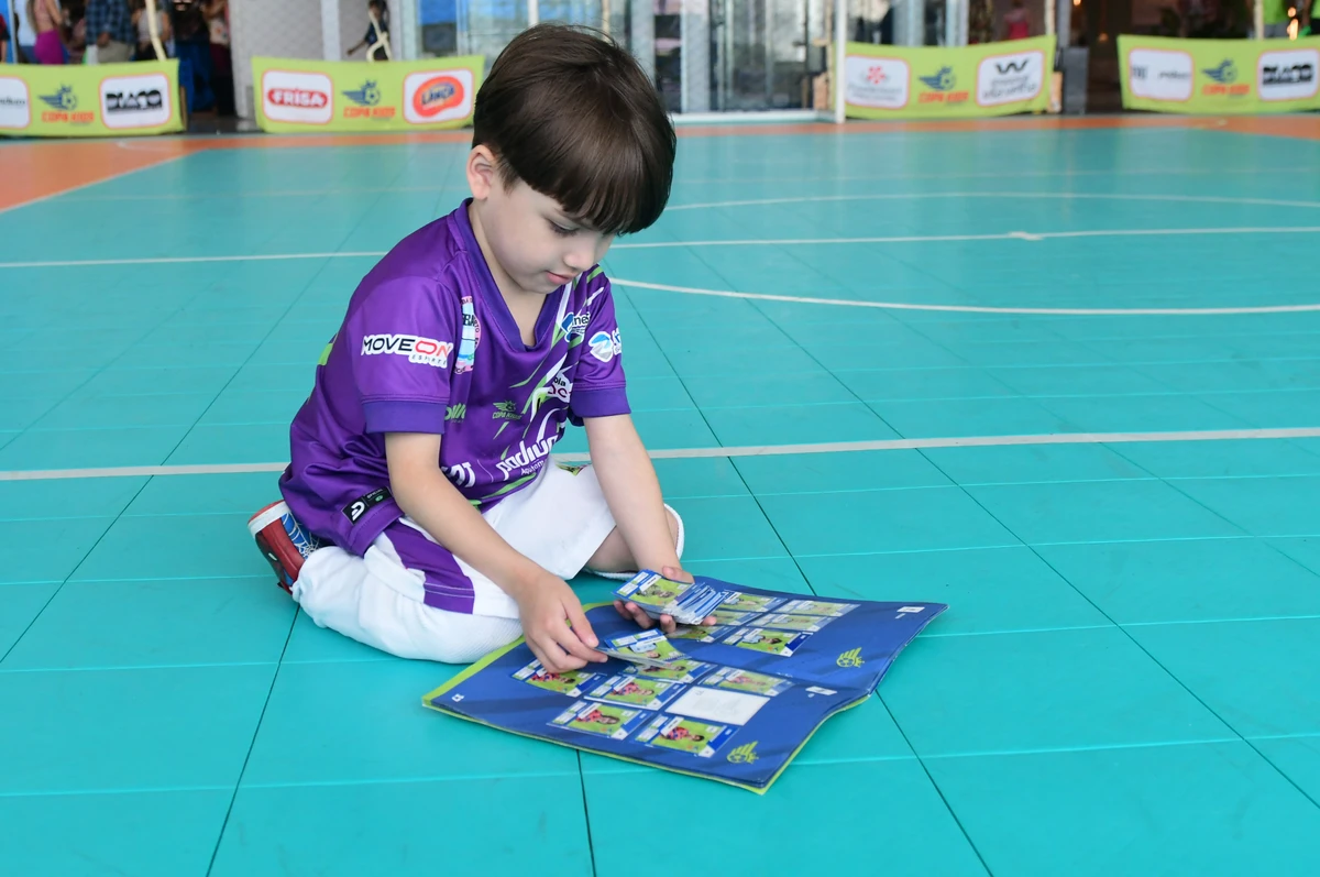 Crianças disputam torneio de futsal e podem colecionar suas próprias figurinhas por Ricardo Medeiros