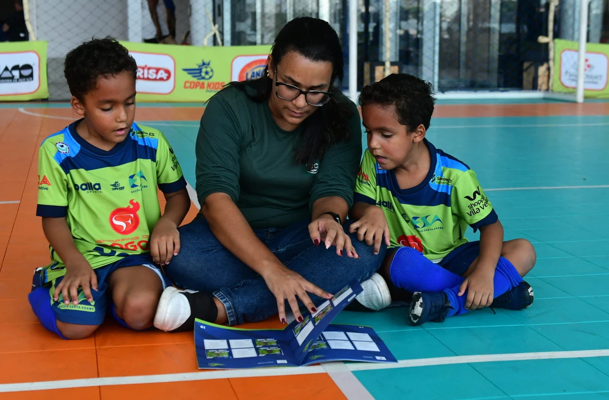Crianças disputam torneio de futsal e podem colecionar suas próprias figurinhas