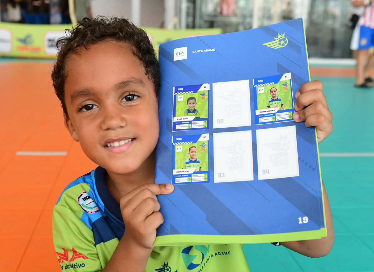 Crianças disputam torneio de futsal e podem colecionar suas próprias figurinhas por Ricardo Medeiros