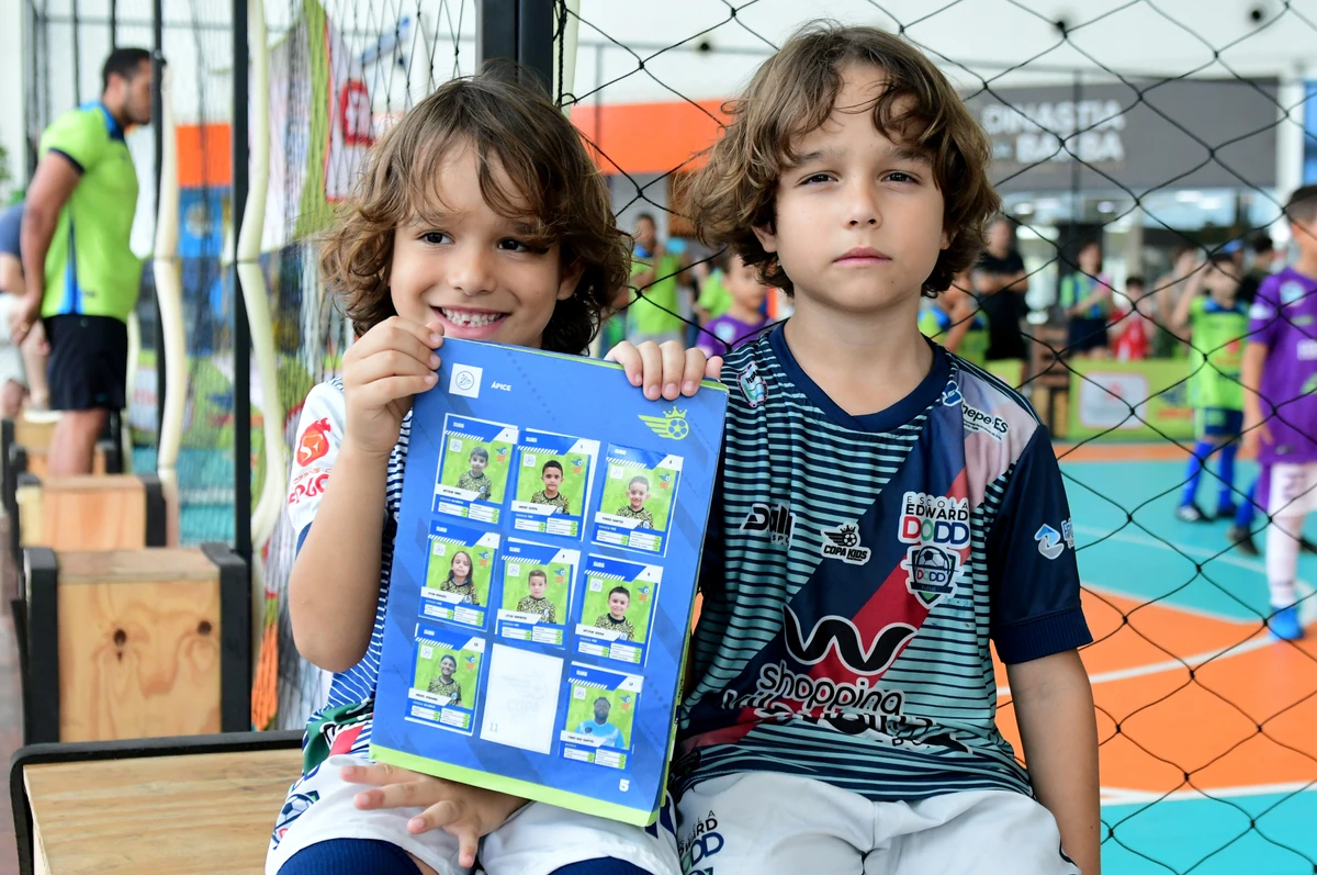 Crianças disputam torneio de futsal e podem colecionar suas próprias figurinhas por Ricardo Medeiros