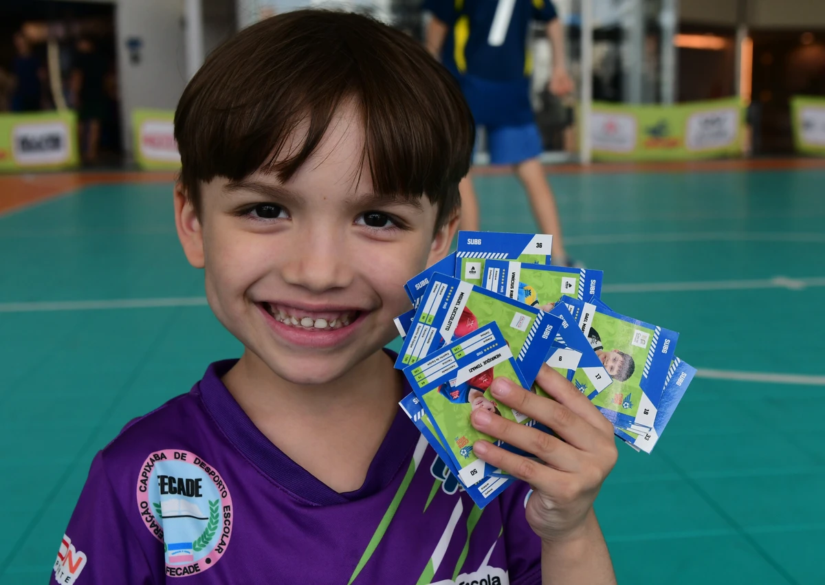 Crianças disputam torneio de futsal e podem colecionar suas próprias figurinhas