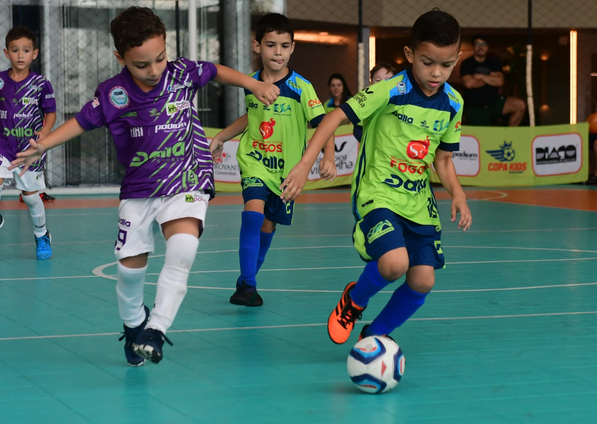 Crianças disputam torneio de futsal e podem colecionar suas próprias figurinhas por Ricardo Medeiros