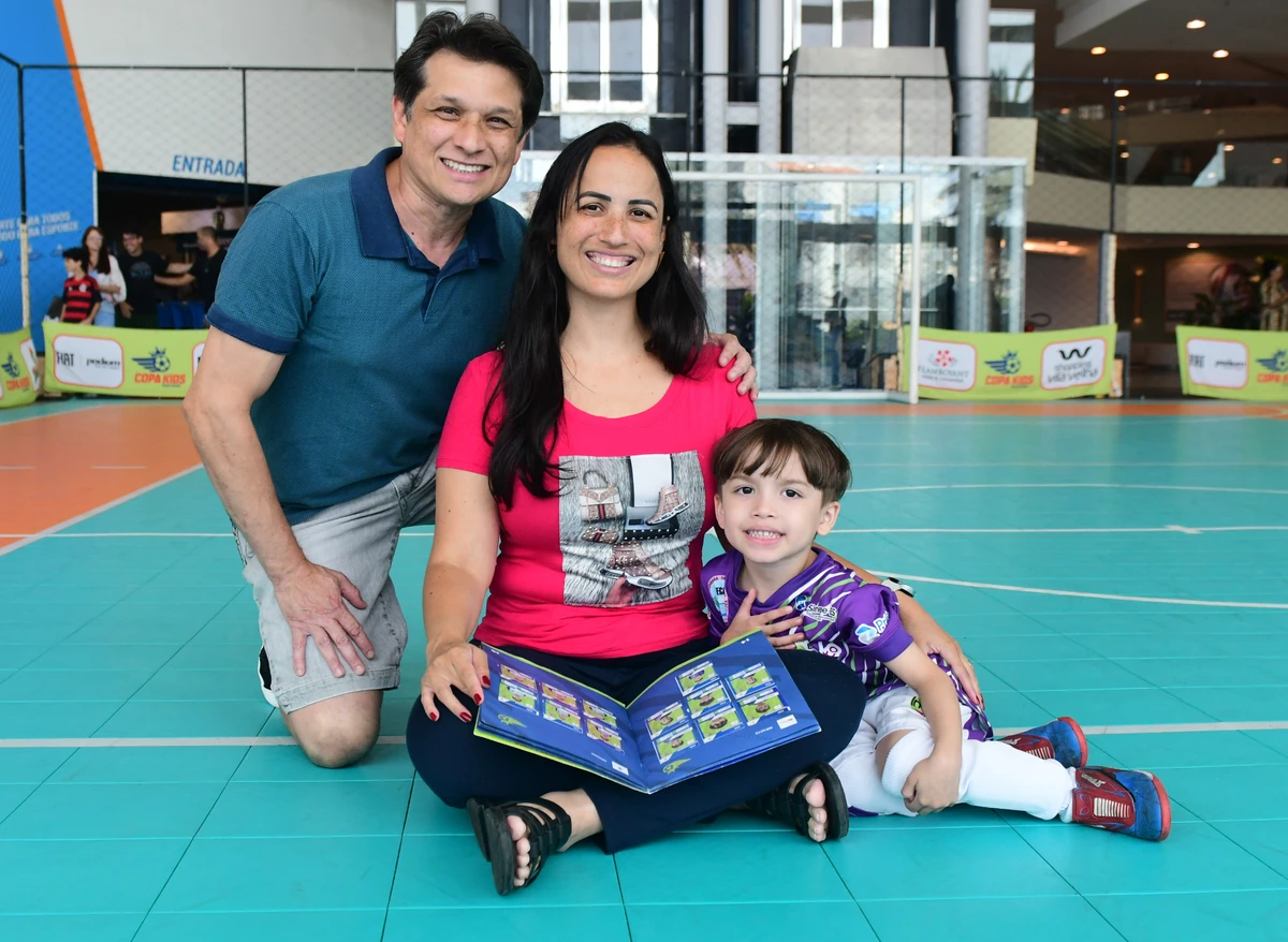 Crianças disputam torneio de futsal e podem colecionar suas próprias figurinhas por Ricardo Medeiros