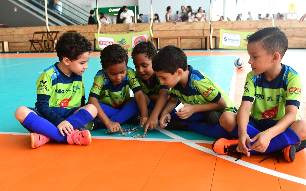 Crianças disputam torneio de futsal e podem colecionar suas próprias figurinhas por Ricardo Medeiros