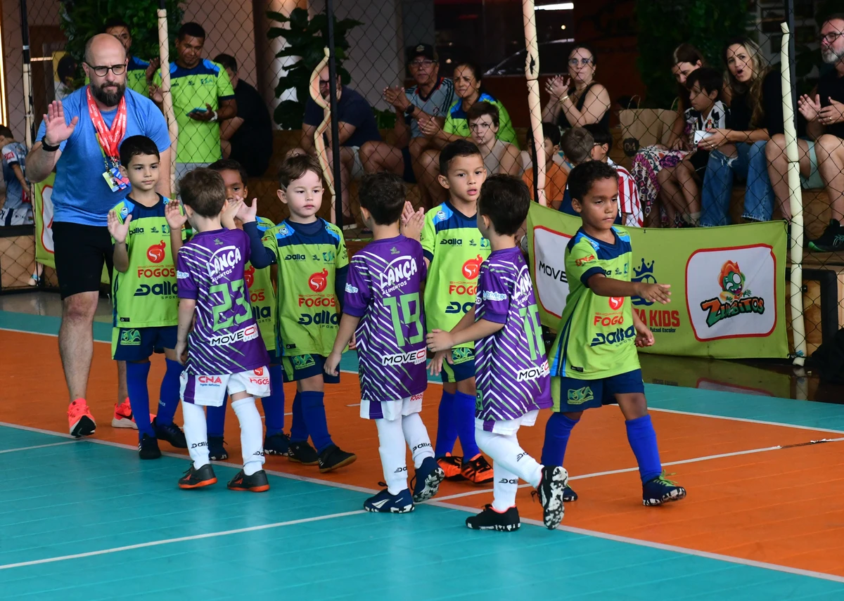 Crianças disputam torneio de futsal e podem colecionar suas próprias figurinhas por Ricardo Medeiros