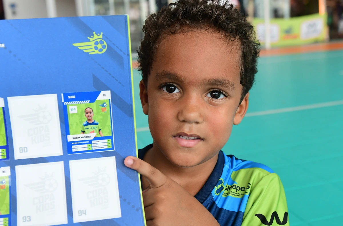 Crianças disputam torneio de futsal e podem colecionar suas próprias figurinhas por Ricardo Medeiros