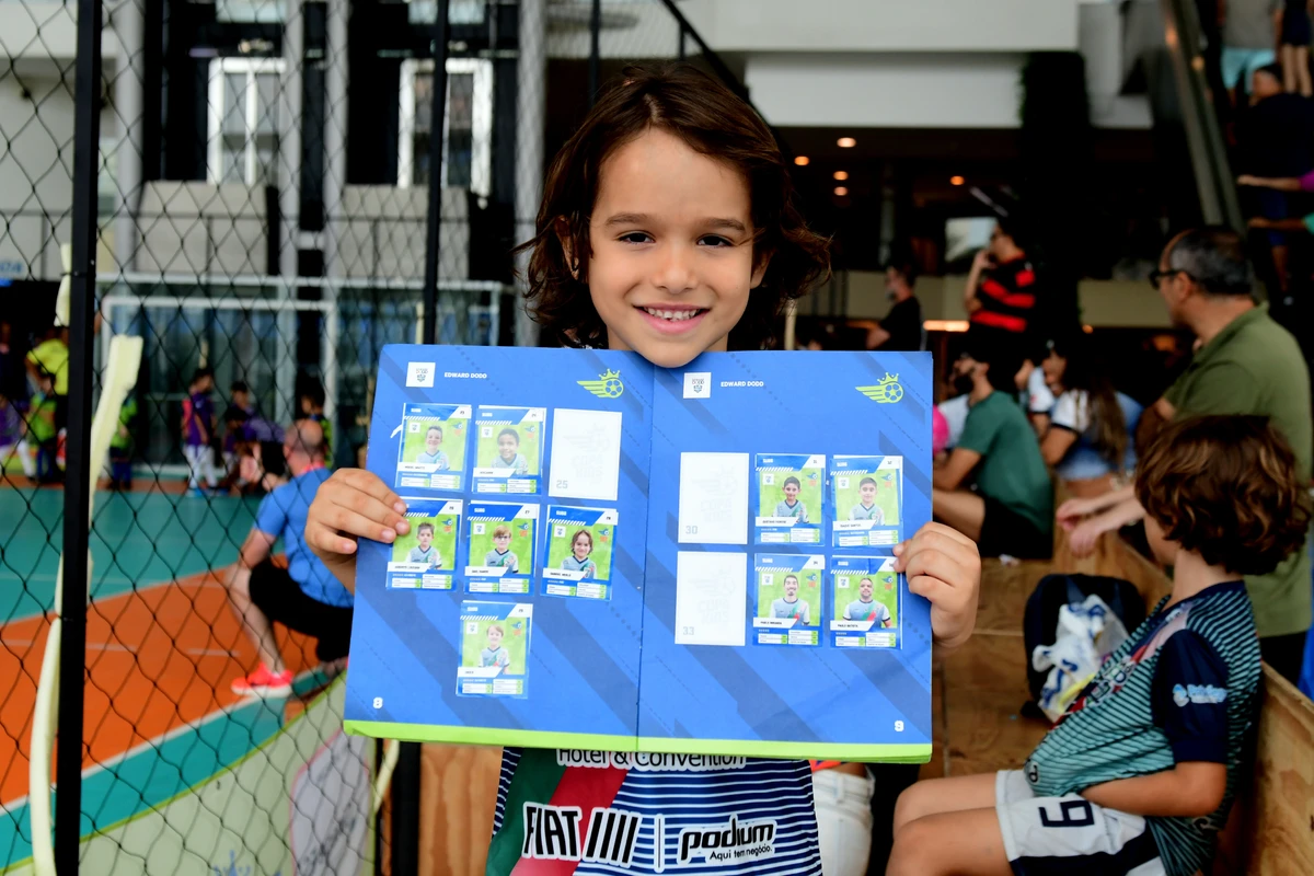 Crianças disputam torneio de futsal e podem colecionar suas próprias figurinhas por Ricardo Medeiros