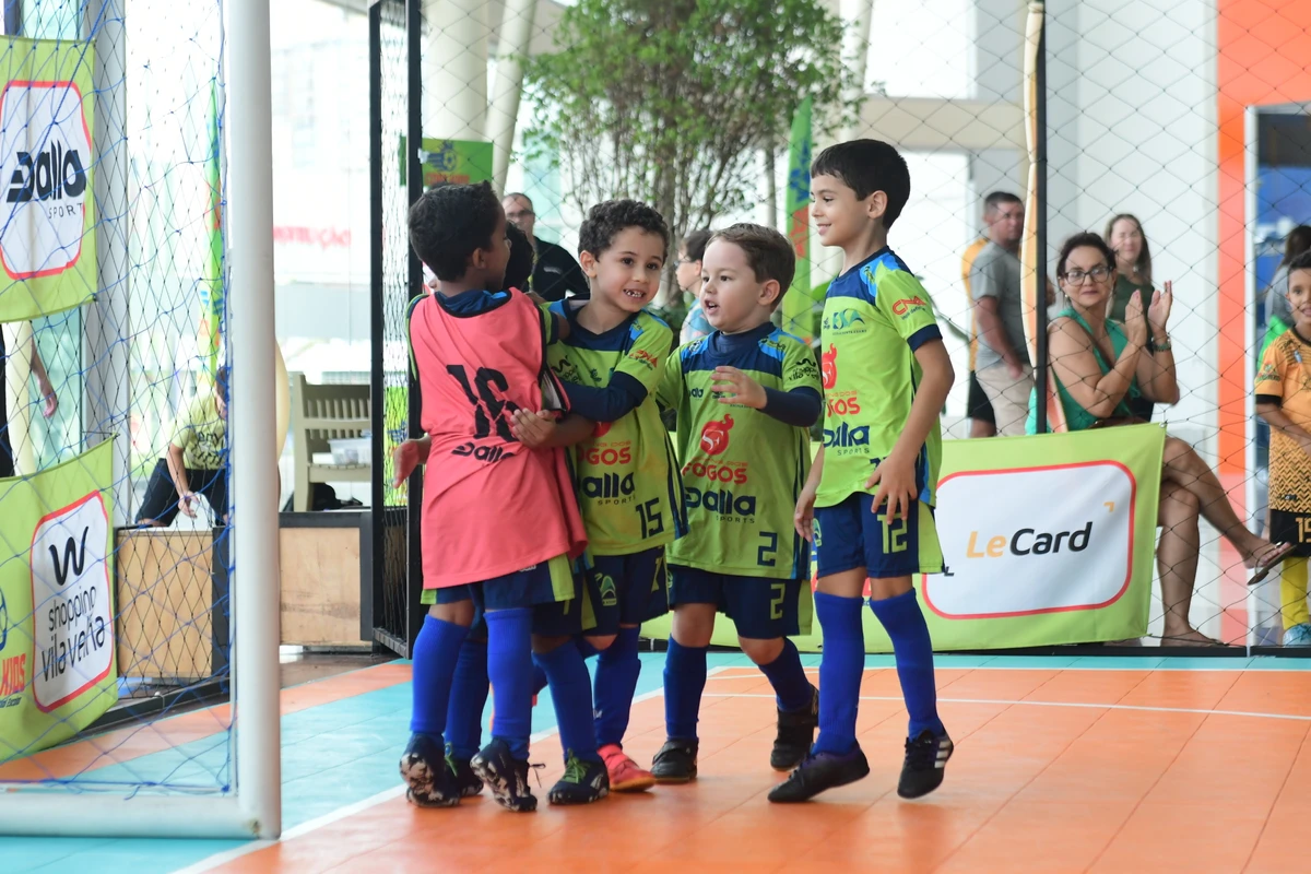 Crianças disputam torneio de futsal e podem colecionar suas próprias figurinhas por Ricardo Medeiros