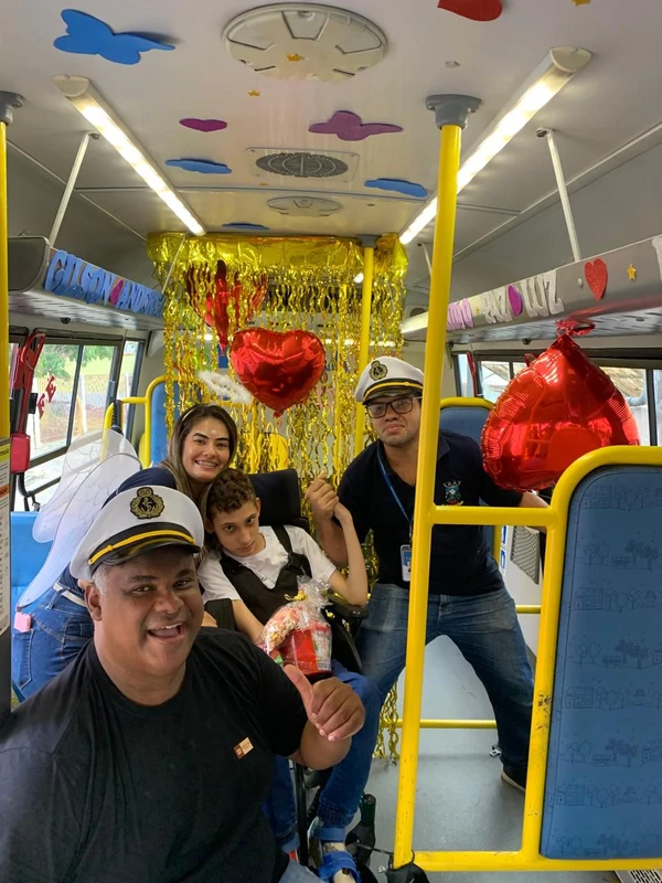 Dia das Crianças com transporte escolar decorado em Cariacica por Divulgação Prefeitura de Cariacica