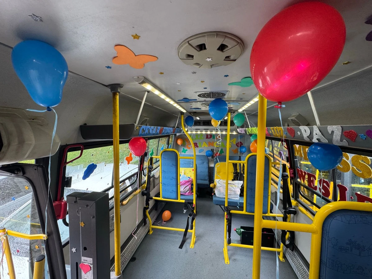 Dia das Crianças com transporte escolar decorado em Cariacica por Divulgação Prefeitura de Cariacica