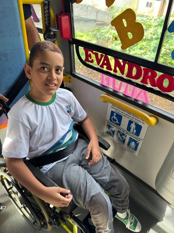 Dia das Crianças com transporte escolar decorado em Cariacica por Divulgação Prefeitura de Cariacica