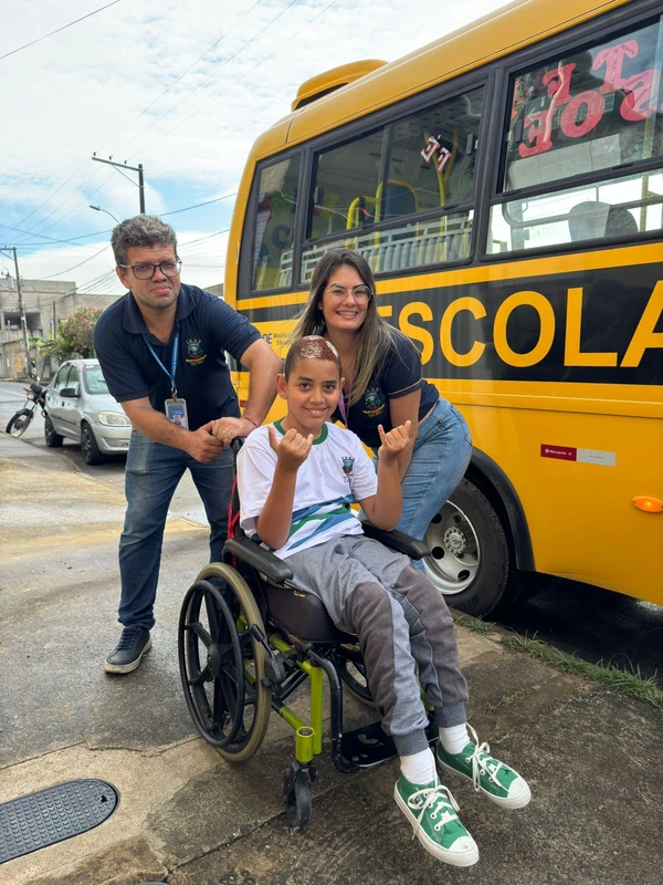 Dia das Crianças com transporte escolar decorado em Cariacica por Divulgação Prefeitura de Cariacica