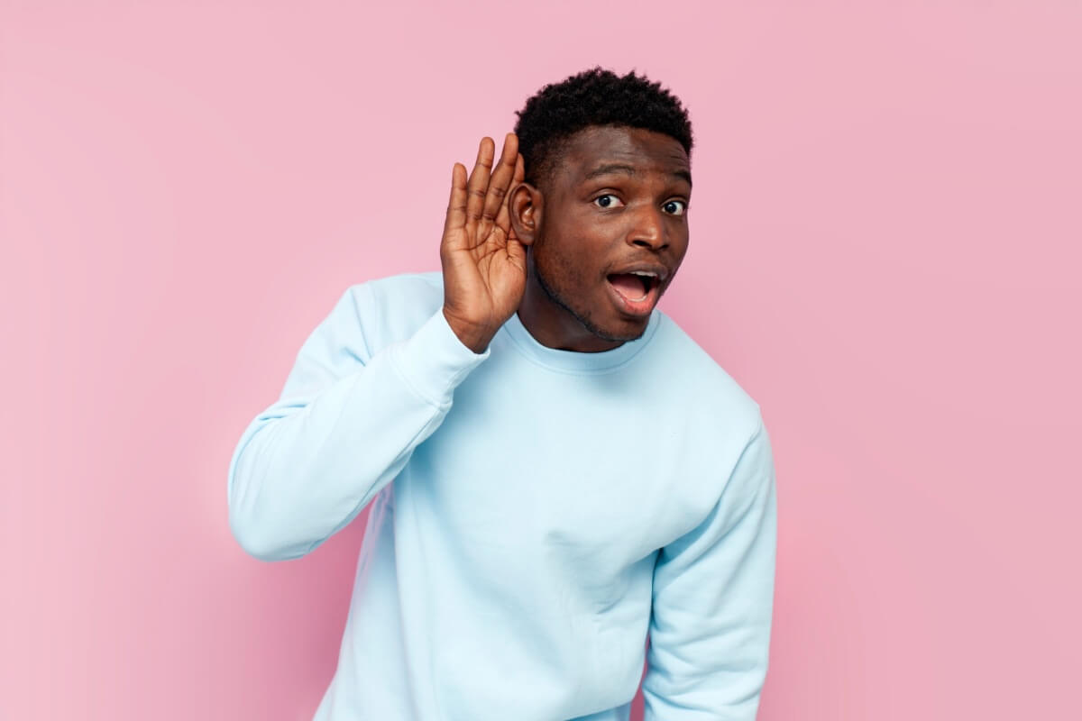 É importante evitar certos hábitos que podem causar danos à audição (Imagem: Bohdan Malitskiy | Shutterstock)