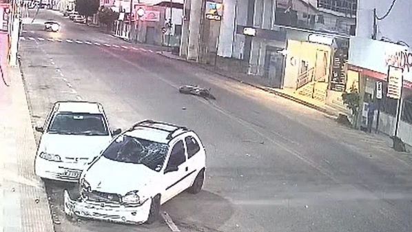 O jovem de 21 anos foi socorrido e levado para um hospital da cidade, enquanto o motorista fugiu sem prestar socorro e não foi localizado