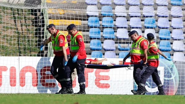 Atacante Nycole Raysla caiu desacordada após um choque de cabeça com a goleira adversária, neste domingo (12)