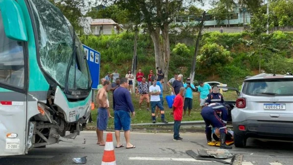 Colisão entre carro e ônibus aconteceu na manhã desta segunda-feira (13) e feriu três pessoas que estavam no automóvel; motorista e passageiros do coletivo não se machucaram