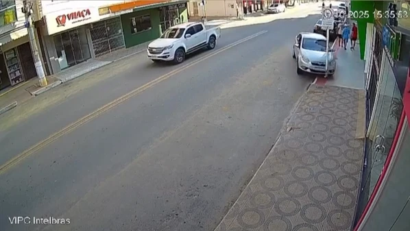 Segundo testemunhas, condutor fugiu após o acidente; quem teve prejuízo foi orientado a registrar boletim de ocorrência