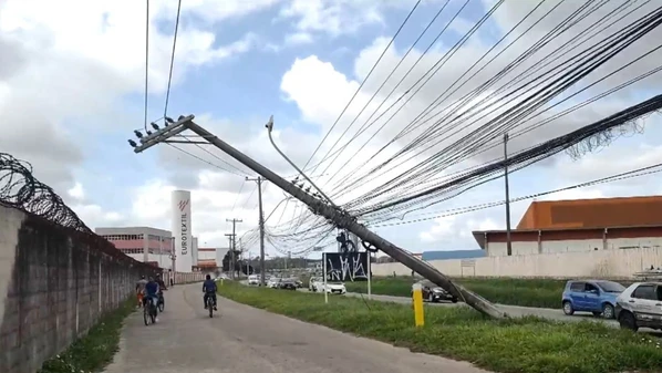 Estrutura ficou pendurada em fios de alta tensão, oferecendo risco a pedestres e ciclistas; EDP atua na substituição do poste danificado