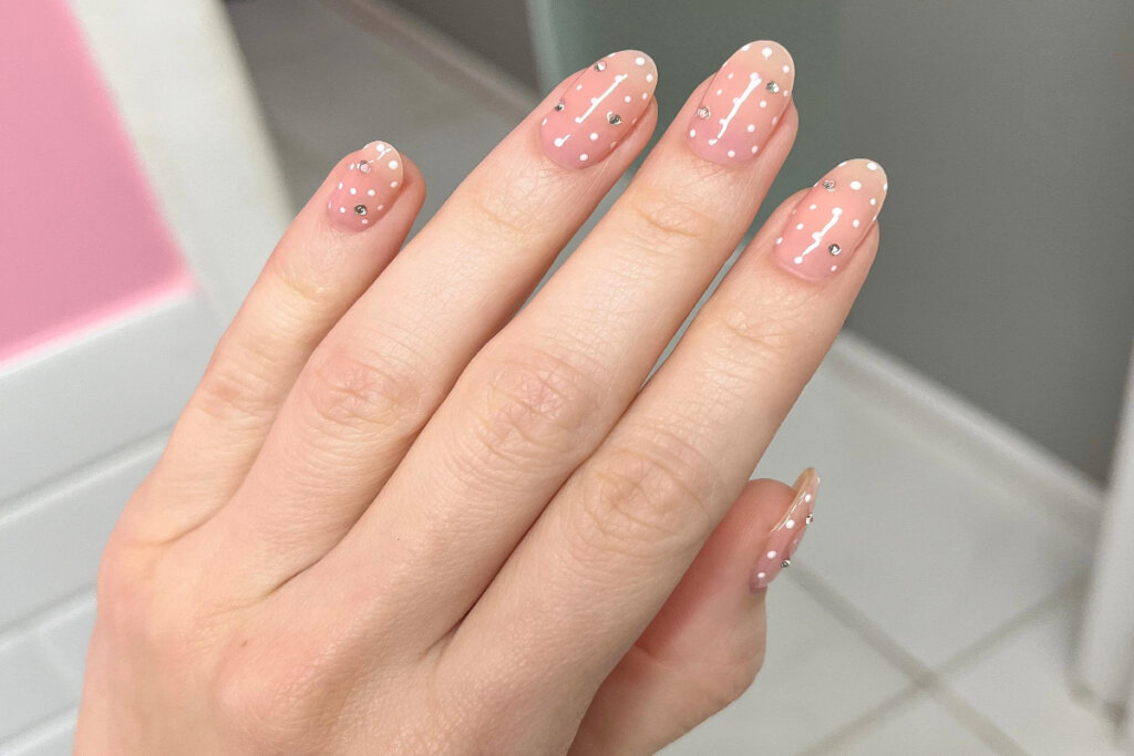 A  clássica estampa de poá também pode brilhar nas unhas (Imagem: Divulgação | PALM Nail Bar)