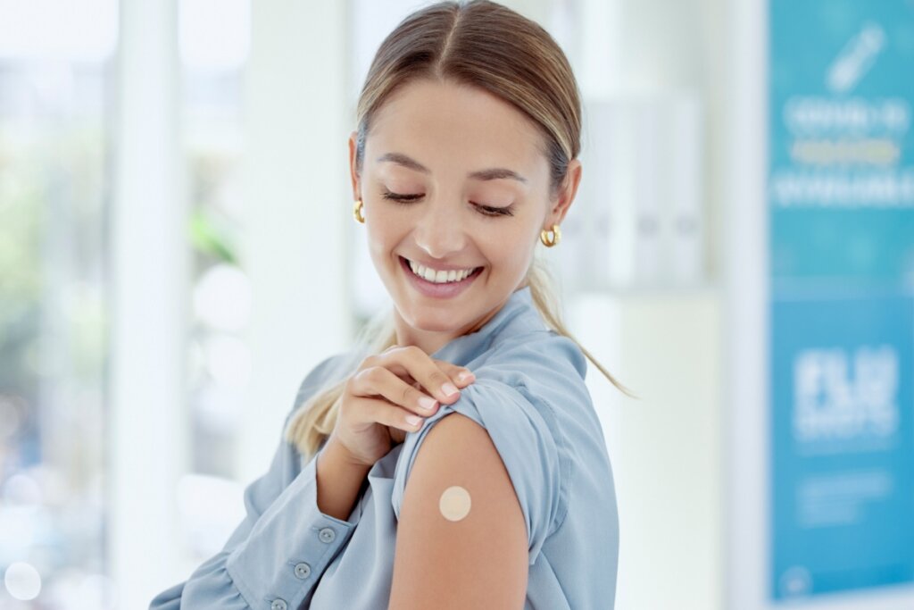 Adultos também precisam se vacinar para evitar gripes, pneumonia, hepatites e outras doenças (Imagem: PeopleImages.com – Yuri A | Shutterstock)