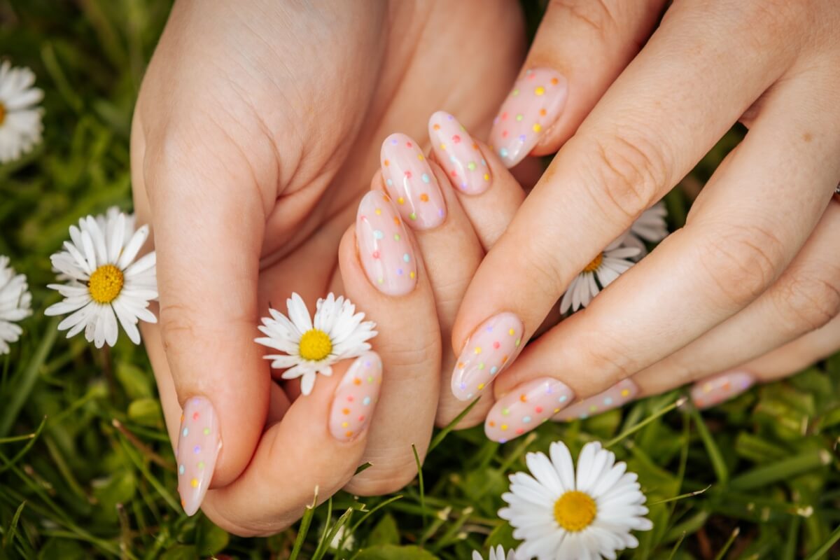 As tendências para as unhas na primavera acompanham o clima de renovação (Imagem: Emvat Mosakovskis | Shutterstock)