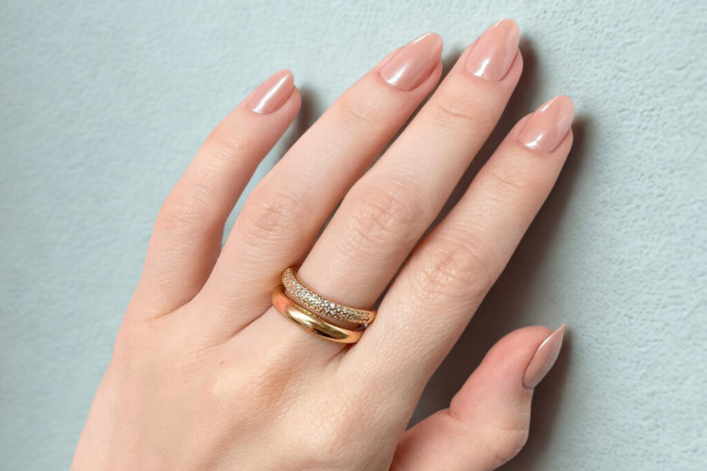 As unhas peroladas ganham ainda mais destaque na primavera (Imagem: Divulgação | PALM Nail Bar)