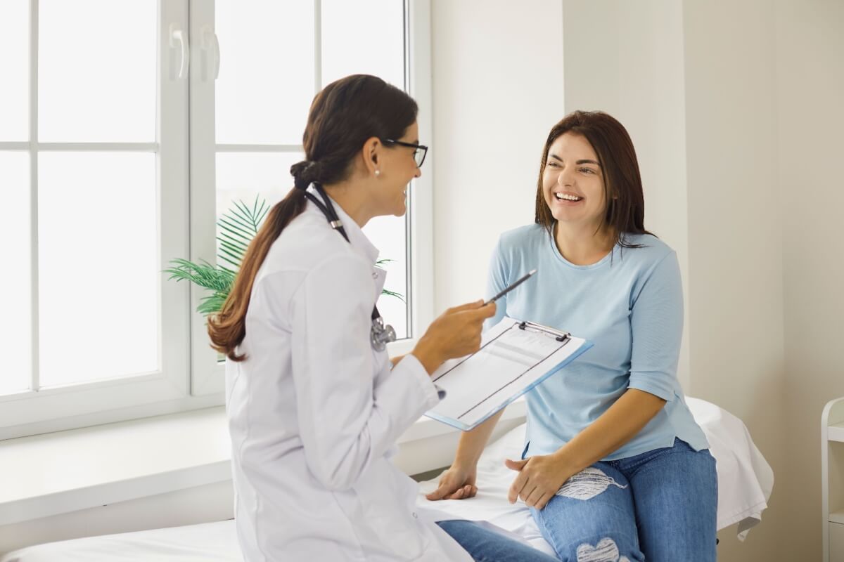 Cuidados com a saúde são essenciais para manter o bem-estar (Imagem: Studio Romantic | Shutterstock)