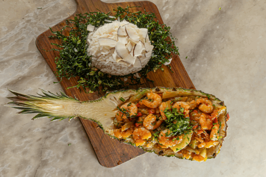 Ensopado de camarão no abacaxi com arroz de coco e couve crispy (Imagem: Glauco Epov | Chef Mariele Horbach e Grupo Hungry)