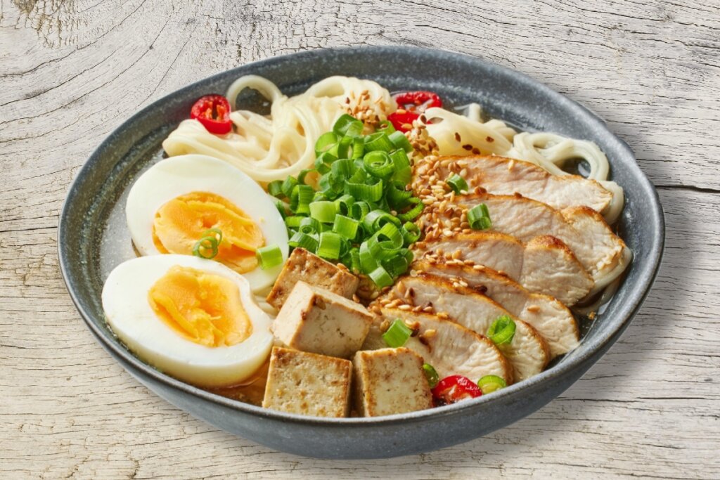 Lámen japonês com frango, tofu e ovo (Imagem: MaraZe | Shutterstock)