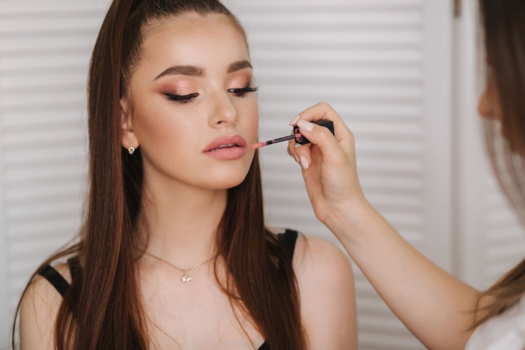 O universo audiovisual é uma das áreas mais valorizadas da maquiagem profissional (Imagem: Studio113 | Shutterstock)