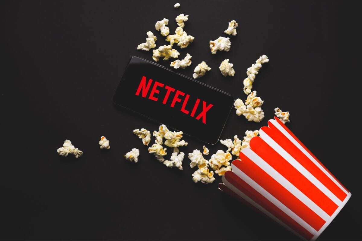 Os lançamentos da semana na Netflix são capazes de agradar tanto quem busca profundidade quanto quem prefere entretenimento leve (Imagem: xalien | Shutterstock)