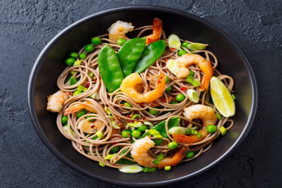 Yakisoba de camarão com legumes (Imagem: Anna_Pustynnikova | Shutterstock)