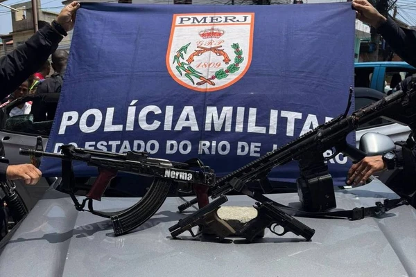 Fuzis e pistolas que teriam sido apreendidos pela PM em ação na Baixada Fluminense