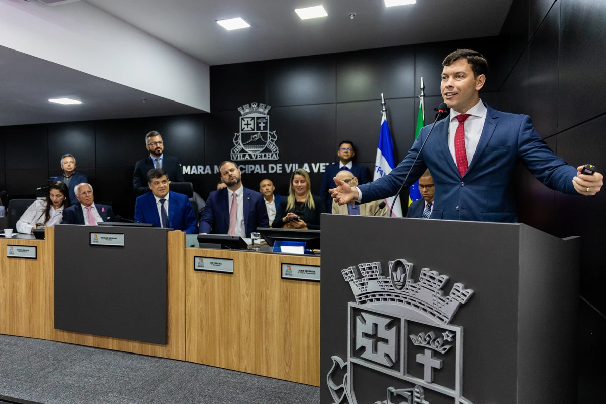 Prefeito Arnaldinho Borgo em sessão na Câmara Municipal de Vila Velha