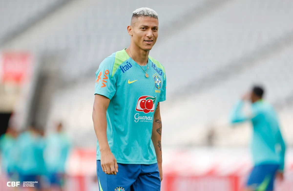 Richarlison participa de treino no Ajinomoto Stadium