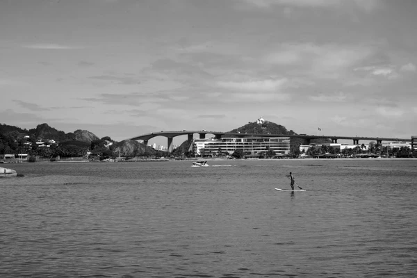Vista da Praia da Guarderia, com a Terceira Ponte e o Convento da Penha ao fundo, em Vitória