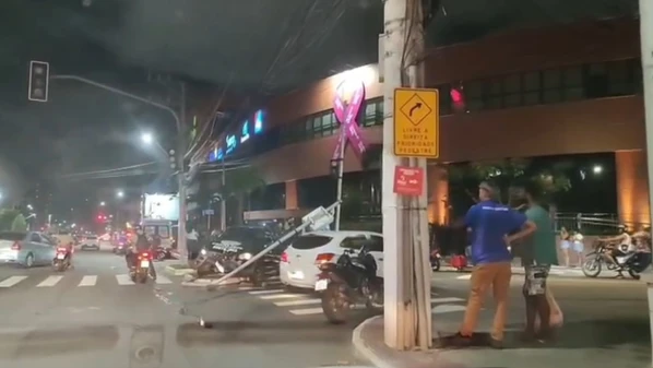 Batida entre dois carros derrubou semáforo e mobilizou equipes da PM e do Samu na noite de segunda-feira (13)