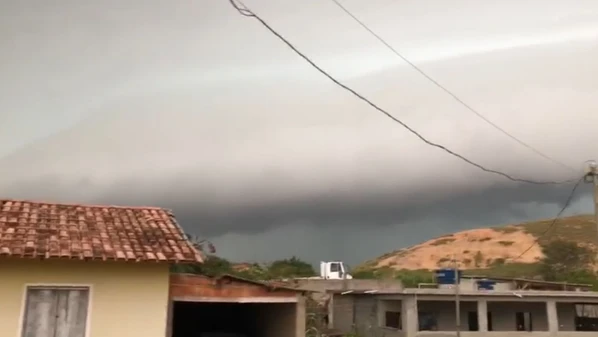 Fenômeno meteorológico considerado raro cobriu quase toda a cidade na tarde de terça-feira (14). Nuvem seguiu em direção ao Rio de Janeiro