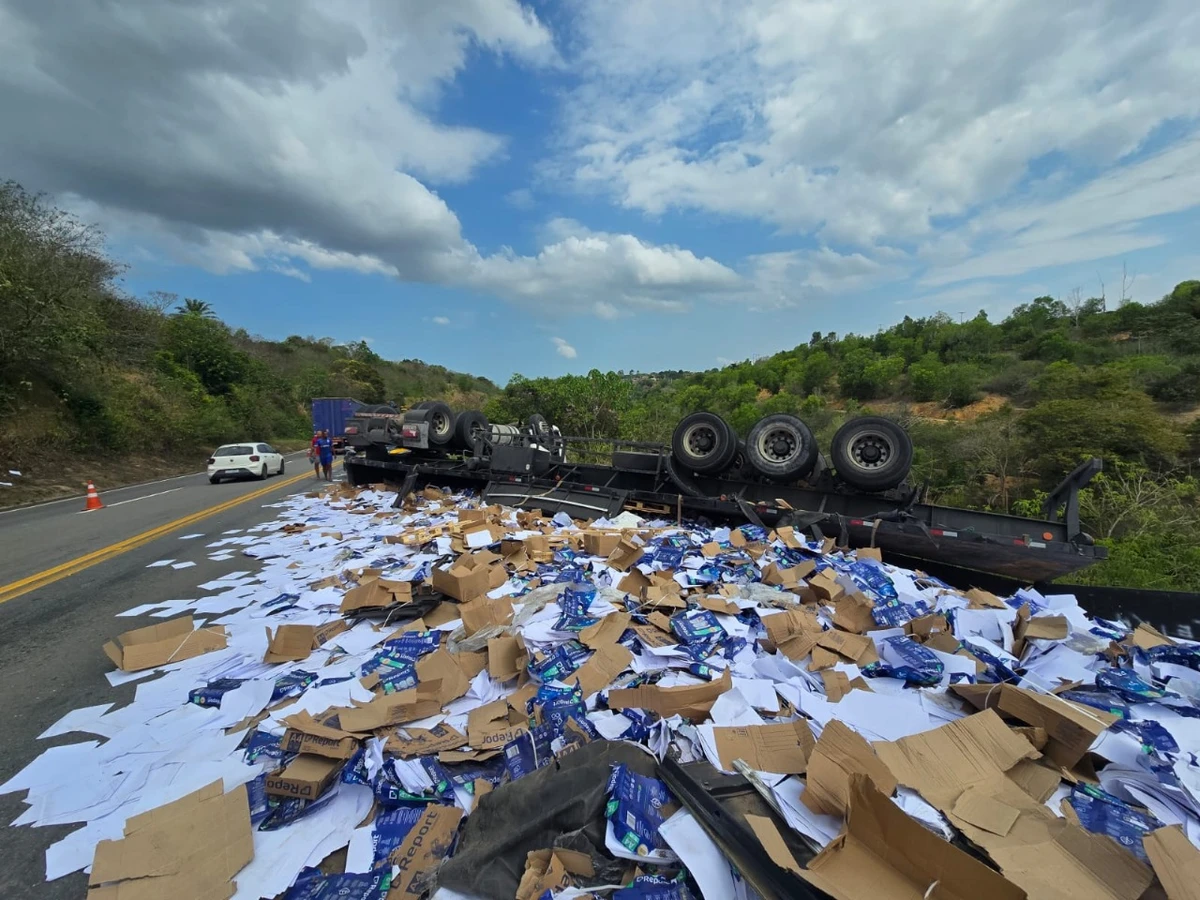 Carreta tomba na BR-101 e interdita trecho em Pedro Canário.