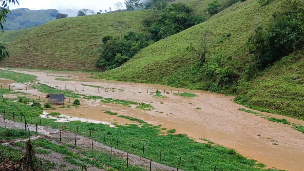 Chuvas fortes causam transtornos em Muqui, no Sul do ES por Divulgação/Defesa Civil Municipal 