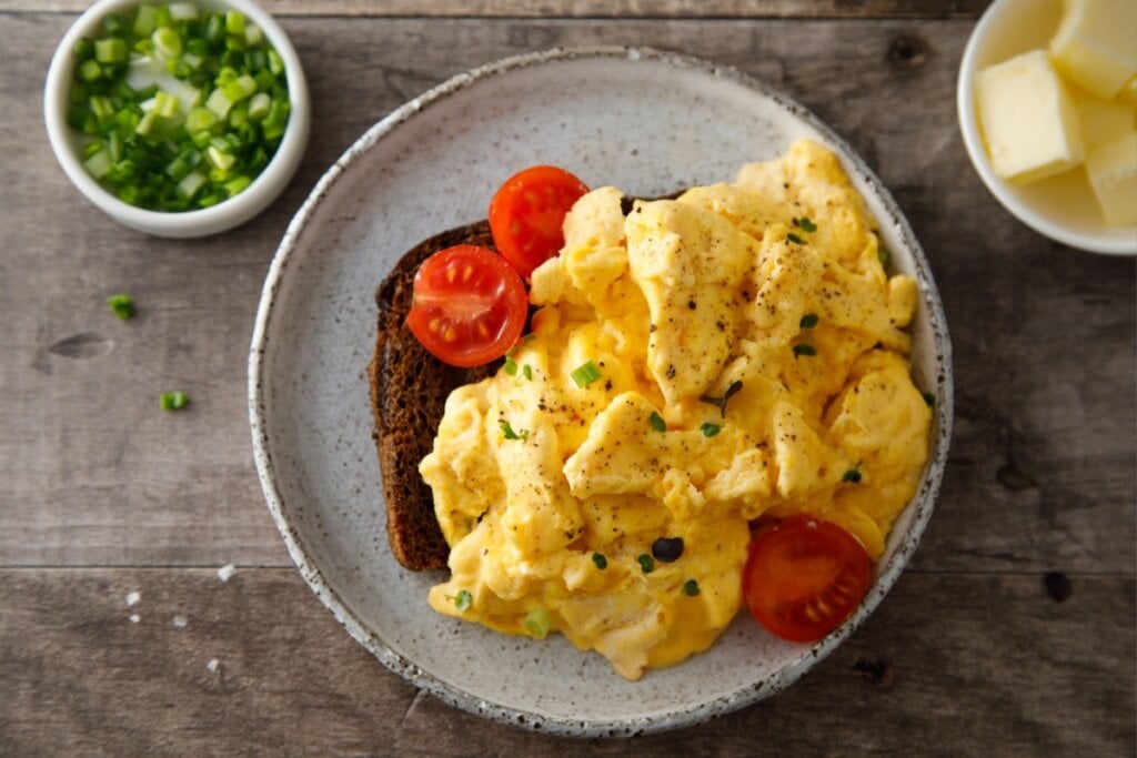 Ovo mexido cremoso (Imagem: MariaKovaleva | Shutterstock)