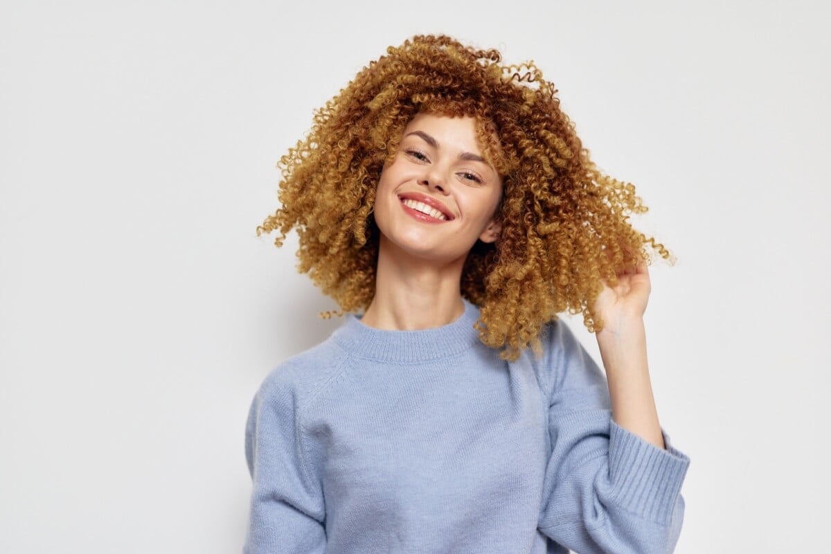 Para manter os cabelos saudáveis, também é necessária uma rotina de bons hábitos que envolva o corpo e a mente (Imagem: ShotPrime Studio | Shutterstock) 