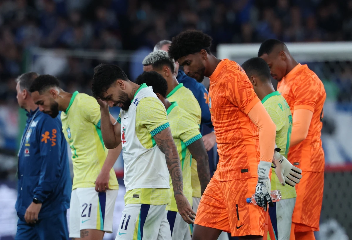 Jogadores brasileiros deixaram o campo de cabeça baixa após derrota para o Japão