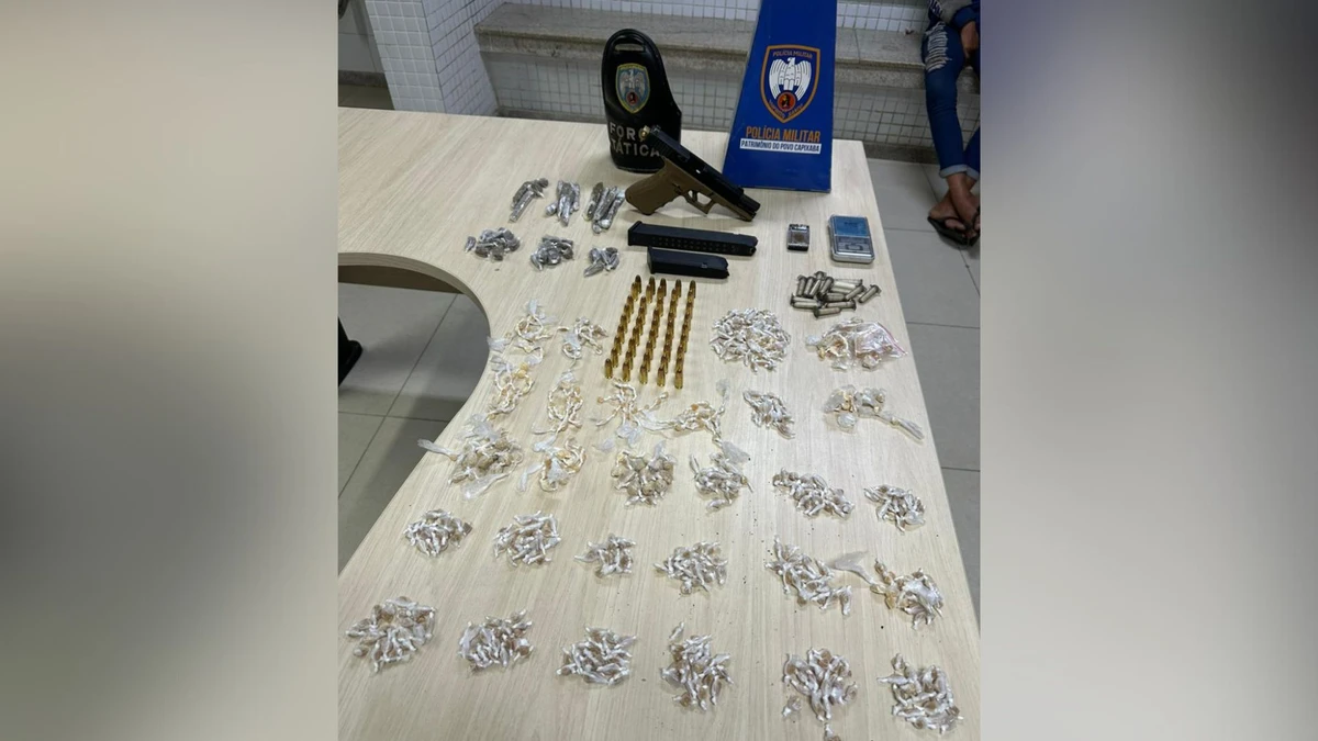 Material apreendido com Pablo Gomes de Jesus, apontado pela Polícia Militar como chefe do Morro do Quiabo