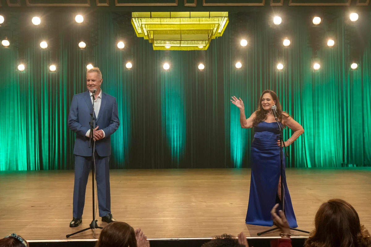 Os apresentadores (Susana Vieira e Luiz Fernando Guimarães) apresentam um programa sobre a melhor idade, debatendo com a plateia se a terceira idade é de fato a melhor.