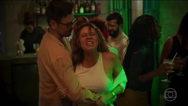 Paolla Oliveira refaz cena de 'mambo caliente' em 'Vale Tudo', eternizada com Renata Sorrah