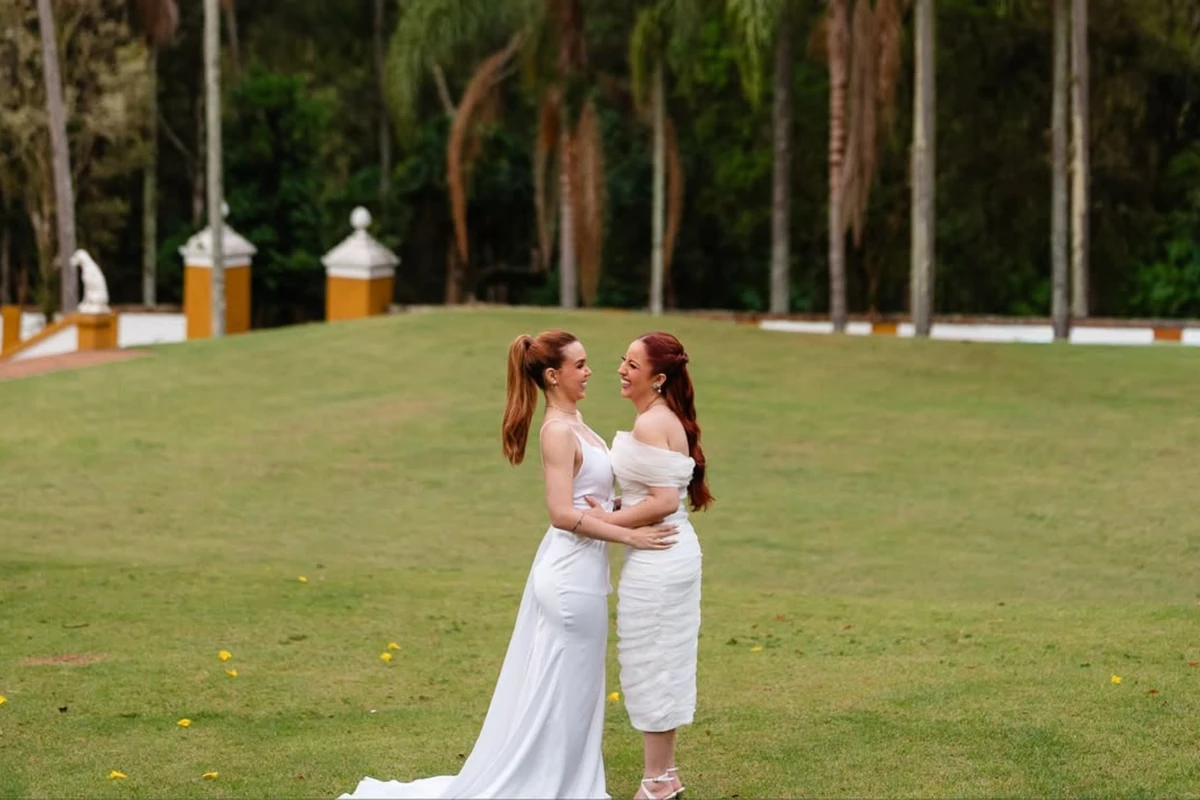 A cantora Mari Fernandez, oficializou a união com a influenciadora Júlia Ribeiro