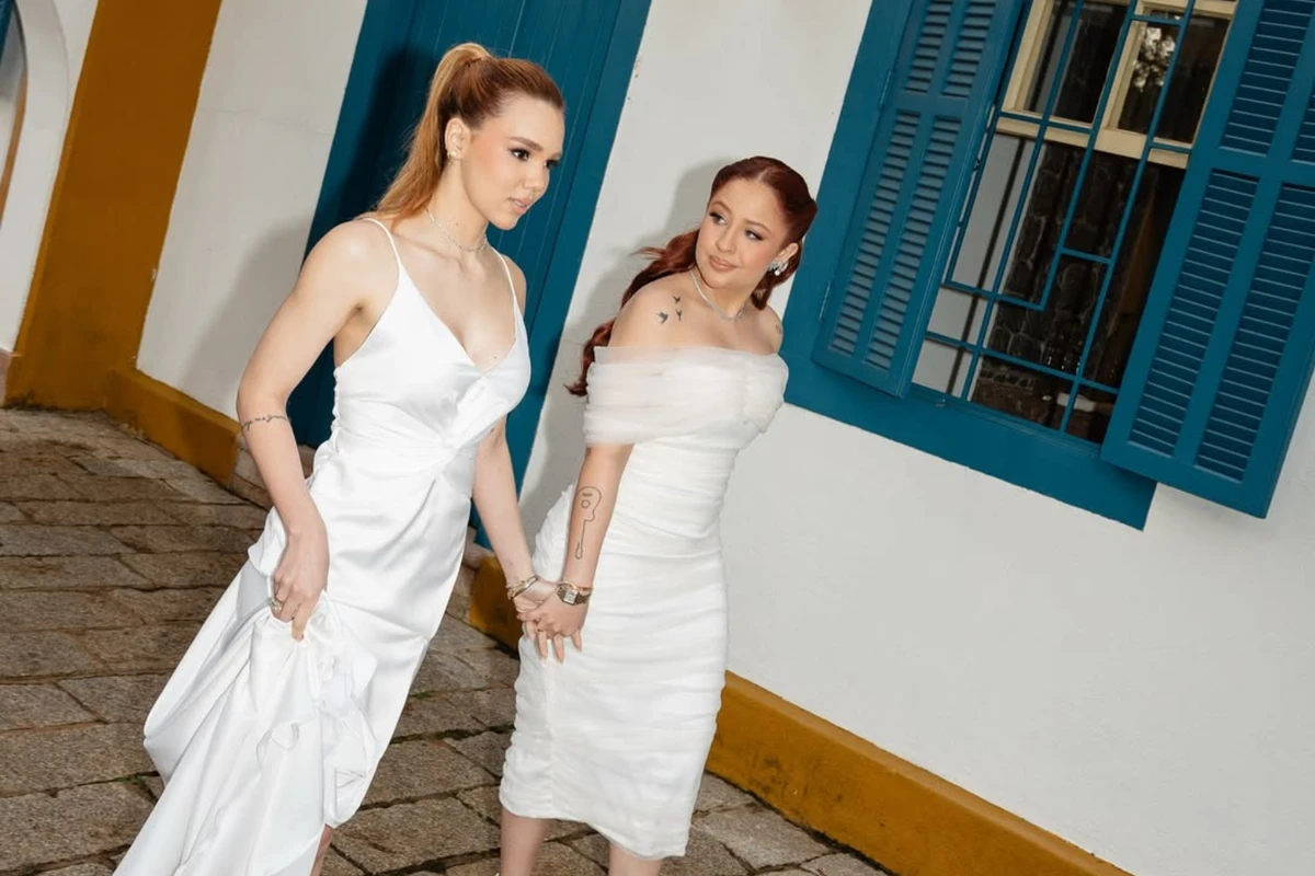 A cantora Mari Fernandez, oficializou a união com a influenciadora Júlia Ribeiro